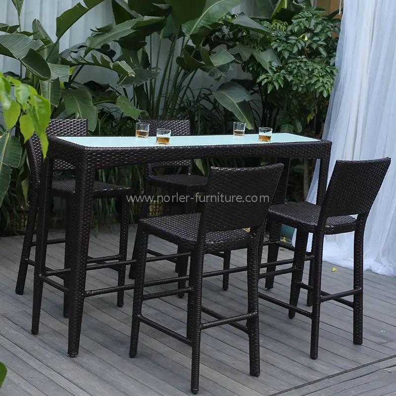 Ako si vybrať najlepšiu súpravu vonkajších barov pre váš dvor alebo terasu